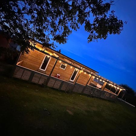 فندق Tracey'S Hideaway - With Hot Tub & Amazing Views Llanasa المظهر الخارجي الصورة